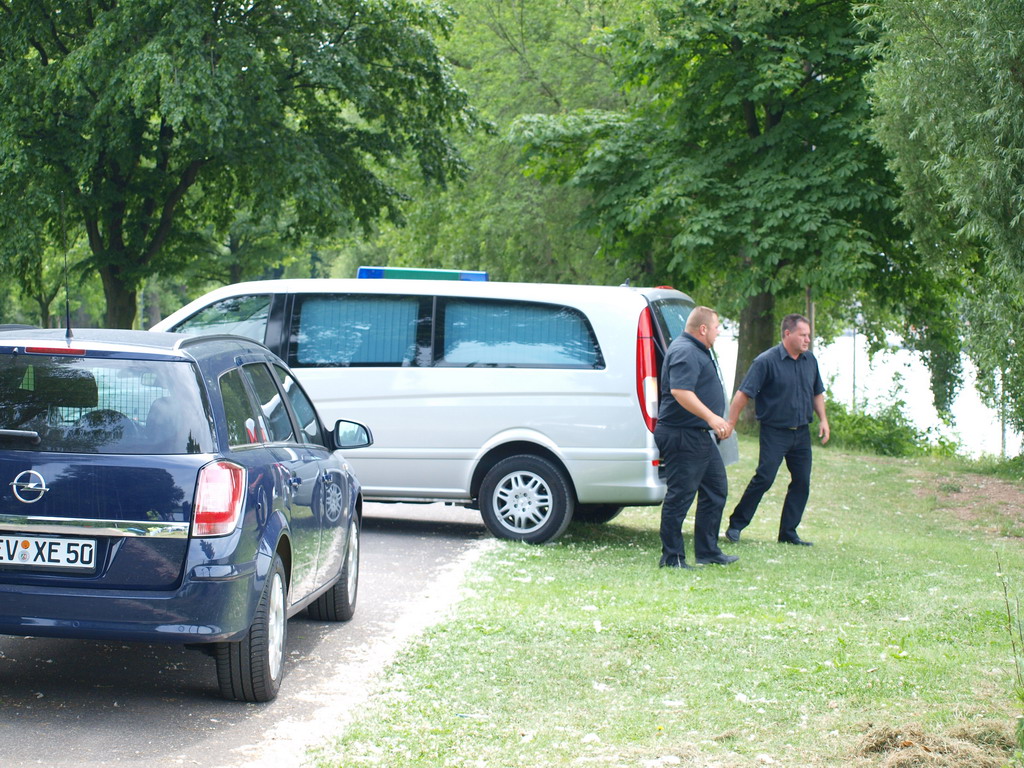 Wasserleiche angespuelt Koeln Deutz Rheinpark Hoehe Zoobruecke P18.JPG